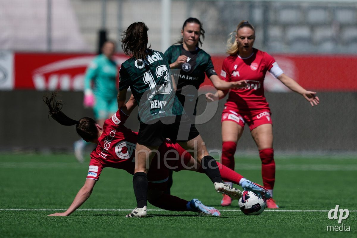 Schweiz: AXA Women's Super League 2025/26, FC Thun vs Yverdon Sport FC - Stockhorn Arena, Thun: Janine Minnig (9 Thun) im Duell mit Audrey Remy (13 Yverdon)