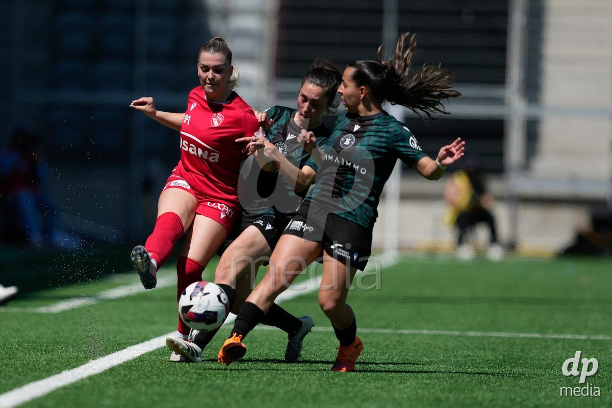 Schweiz: AXA Women's Super League 2025/26, FC Thun vs Yverdon Sport FC - Stockhorn Arena, Thun: Michelle Kohler (27 Thun) gegen Audrey Remy (13 Yverdon) und Carina Da Costa Vilela (7 Yverdon)