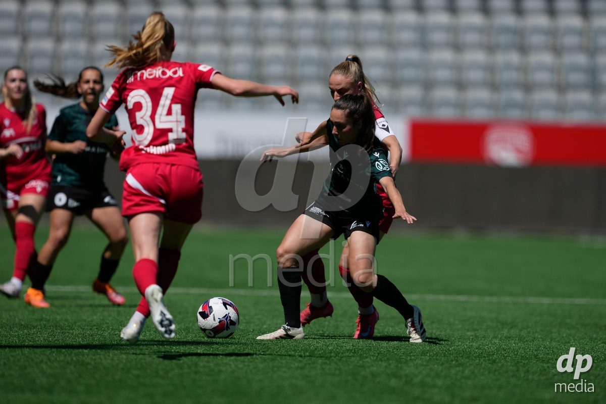 Schweiz: AXA Women's Super League 2025/26, FC Thun vs Yverdon Sport FC - Stockhorn Arena, Thun: Audrey Remy (13 Yverdon) im Duell mit Shenia Schmid (61 Thun)