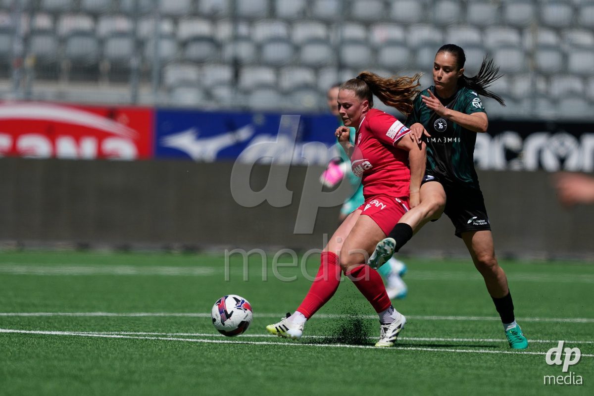 Schweiz: AXA Women's Super League 2025/26, FC Thun vs Yverdon Sport FC - Stockhorn Arena, Thun: Alana Burkhart (22 Thun) im Duell mit Ines Khiri (9 Yverdon)