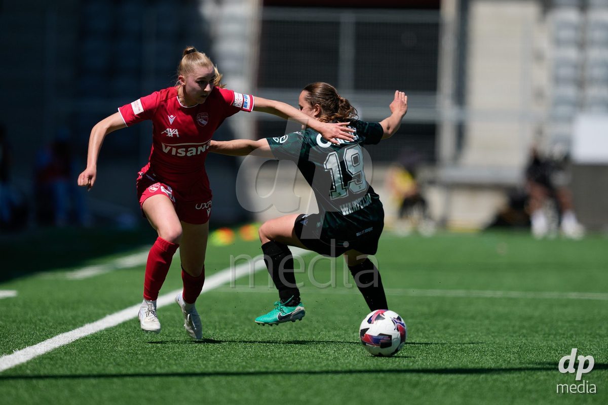 Schweiz: AXA Women's Super League 2025/26, FC Thun vs Yverdon Sport FC - Stockhorn Arena, Thun: Celine Schmid (34 Thun) im Duell mit Chloe Warpelin (19 Yverdon)