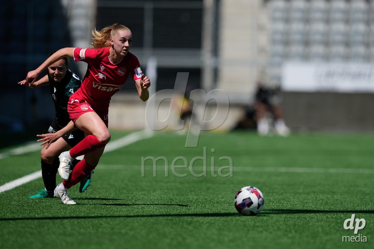 Schweiz: AXA Women's Super League 2025/26, FC Thun vs Yverdon Sport FC - Stockhorn Arena, Thun: Chloe Warpelin (19 Yverdon) gegen Celine Schmid (34 Thun)