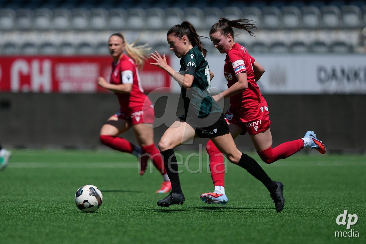 Schweiz: AXA Women's Super League 2025/26, FC Thun vs Yverdon Sport FC - Stockhorn Arena, Thun: Janine Minnig (9 Thun) im Duell mit Chloe Marie Anne Le Franc (10 Yverdon)
