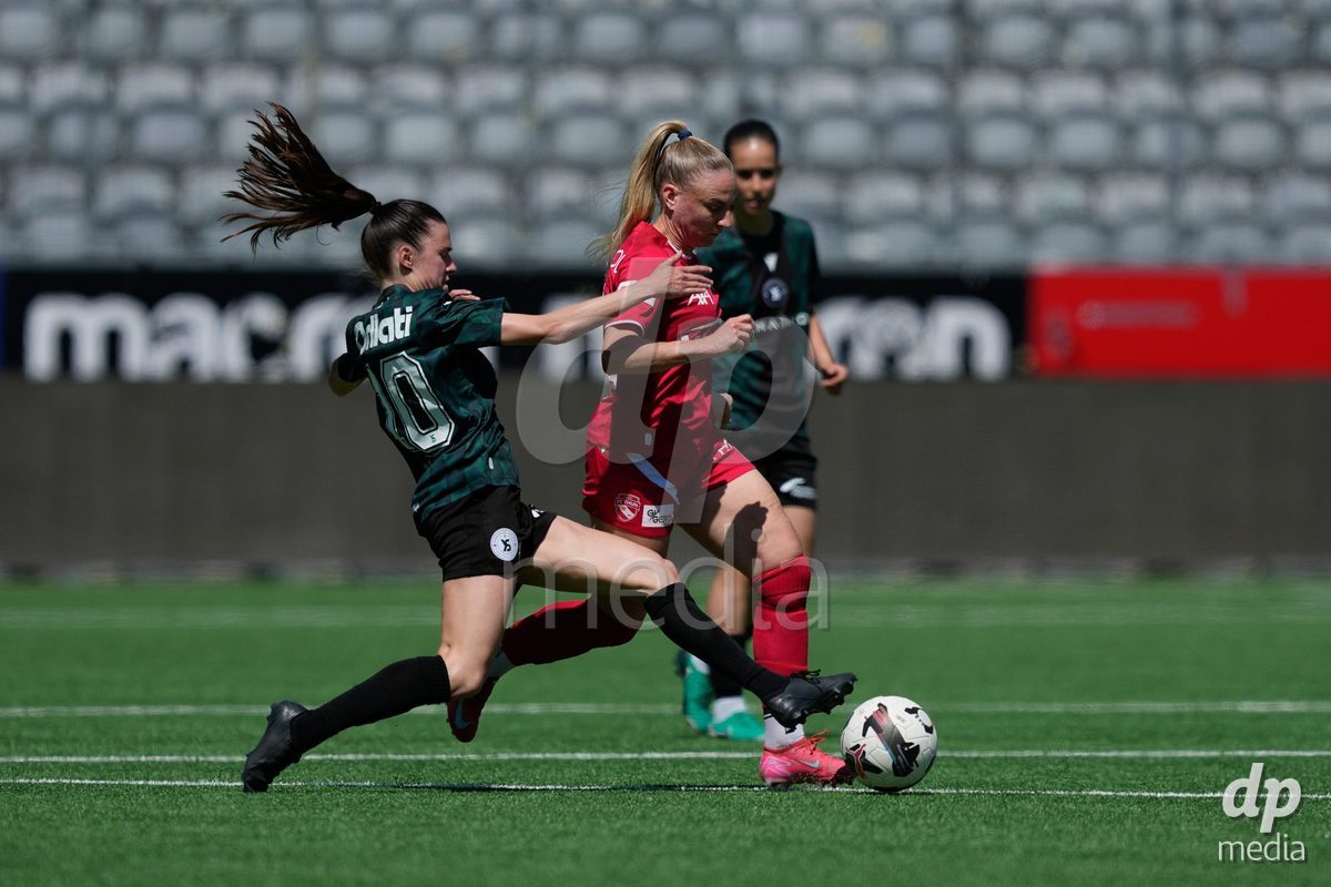 Schweiz: AXA Women's Super League 2025/26, FC Thun vs Yverdon Sport FC - Stockhorn Arena, Thun: Shenia Schmid (61 Thun) im Duell mit Chloe Marie Anne Le Franc (10 Yverdon)