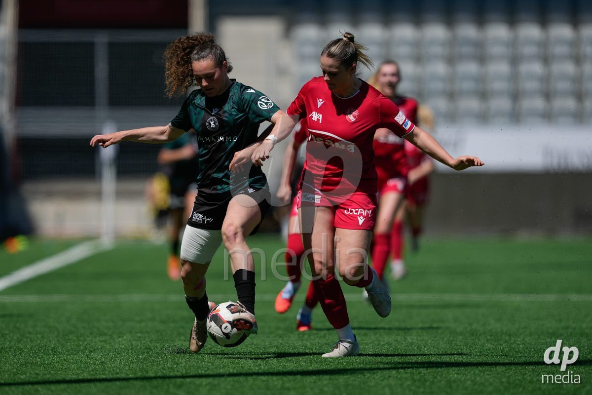 Schweiz: AXA Women's Super League 2025/26, FC Thun vs Yverdon Sport FC - Stockhorn Arena, Thun: Zia Girardin (3 Yverdon) im Duell mit Selina Ueltschi (11 Thun)