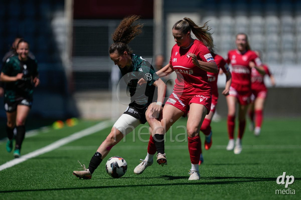 Schweiz: AXA Women's Super League 2025/26, FC Thun vs Yverdon Sport FC - Stockhorn Arena, Thun: Zia Girardin (3 Yverdon) im Duell mit Selina Ueltschi (11 Thun)