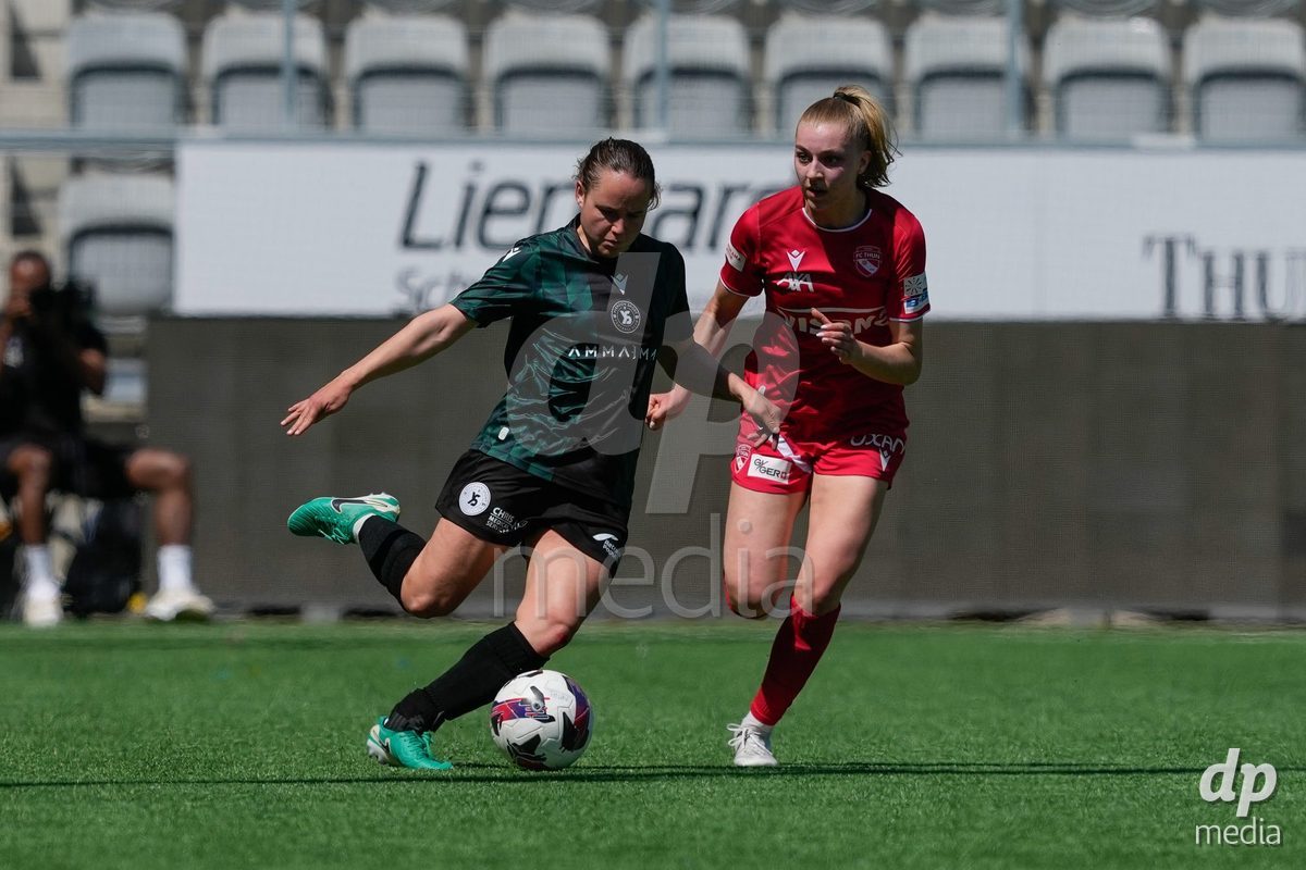Schweiz: AXA Women's Super League 2025/26, FC Thun vs Yverdon Sport FC - Stockhorn Arena, Thun: Chloe Warpelin (19 Yverdon) gegen Celine Schmid (34 Thun)