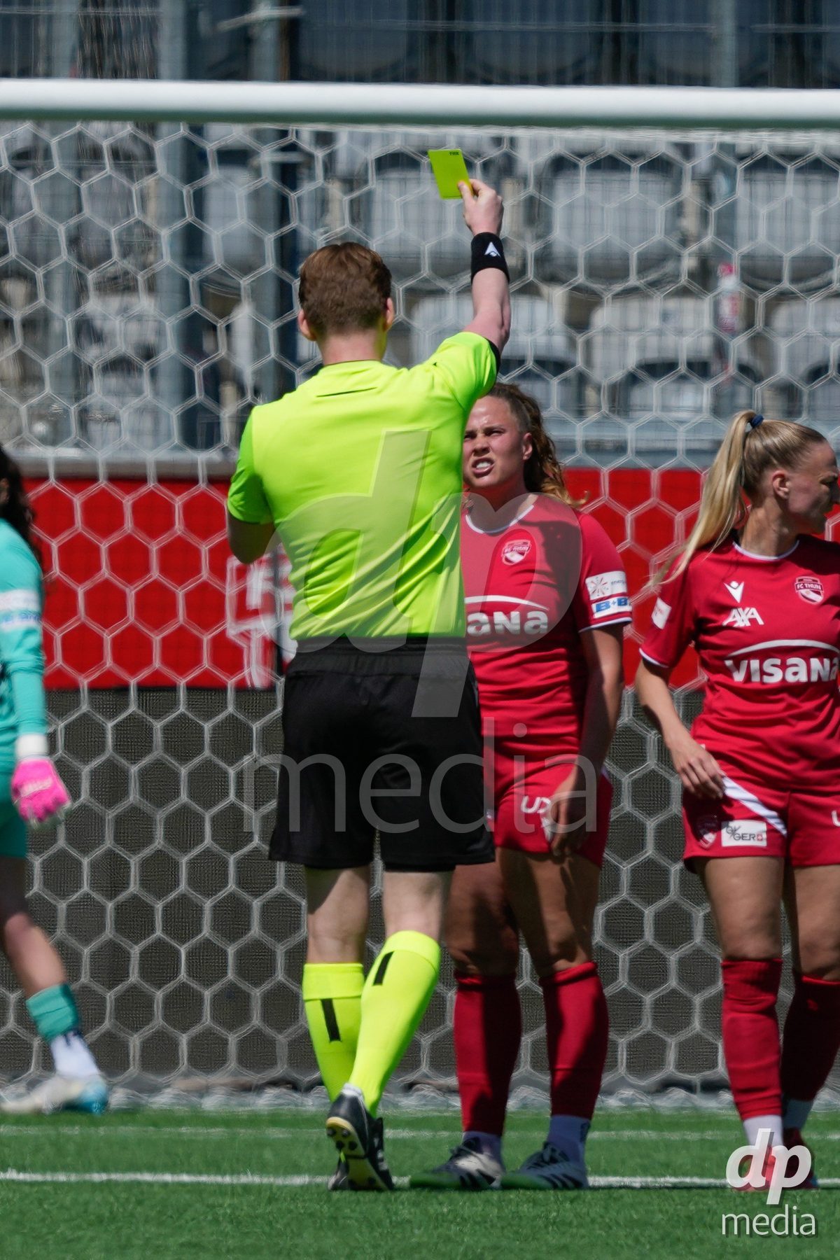 Schweiz: AXA Women's Super League 2025/26, FC Thun vs Yverdon Sport FC - Stockhorn Arena, Thun: Alana Burkhart (22 Thun) bekommt gelbe Karte von Schiedsrichter Samuel Gubic