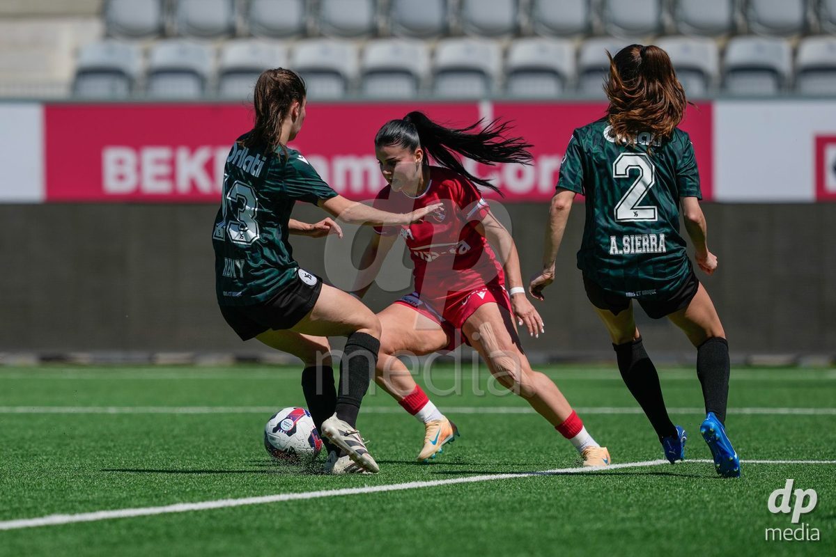 Schweiz: AXA Women's Super League 2025/26, FC Thun vs Yverdon Sport FC - Stockhorn Arena, Thun: Mimoza Hamidi (7 Thun) im Duell mit Audrey Remy (13 Yverdon) und Andrea Maddalen Sierra Larrauri (2 Yverdon)