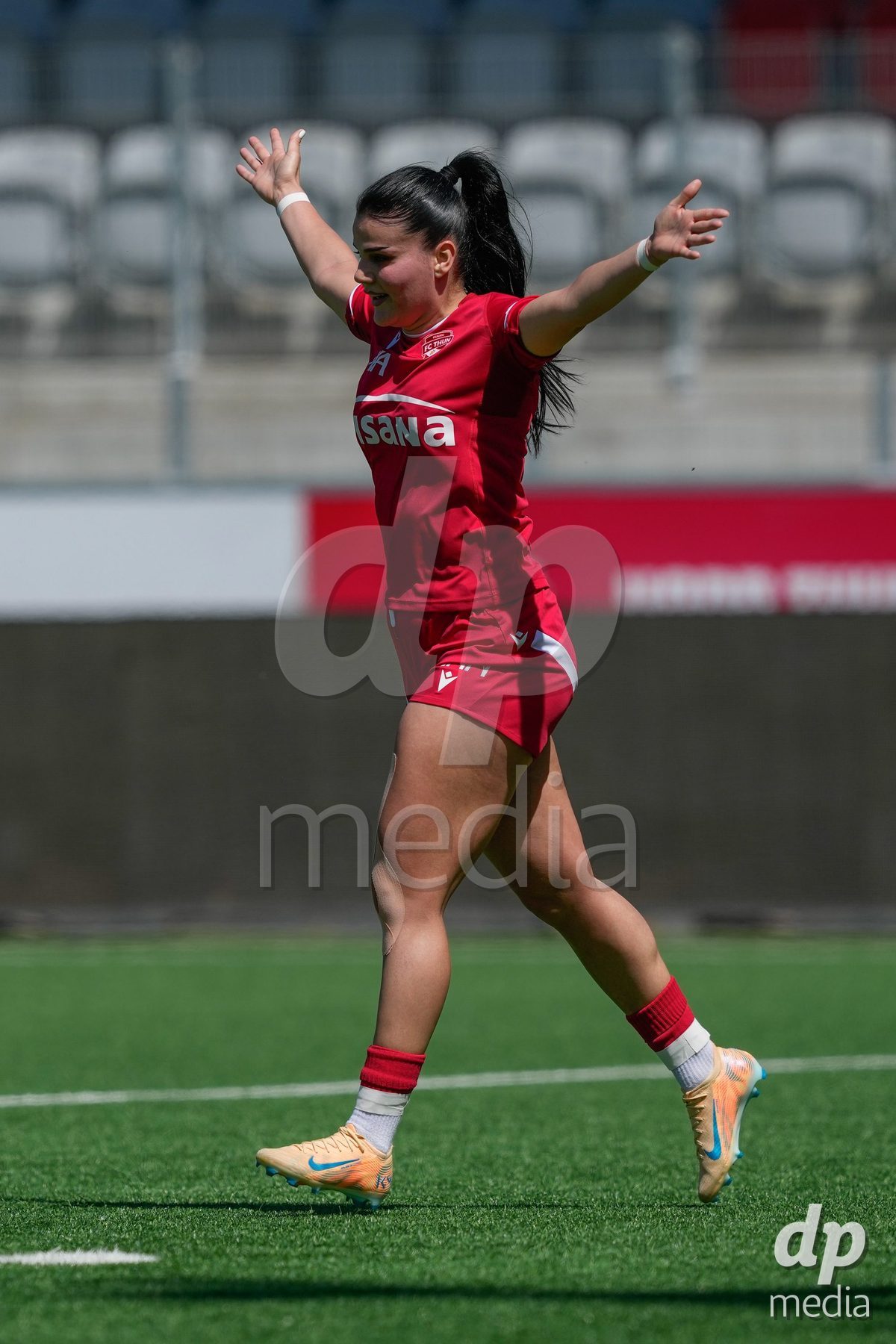Schweiz: AXA Women's Super League 2025/26, FC Thun vs Yverdon Sport FC - Stockhorn Arena, Thun: Mimoza Hamidi (7 Thun) jubelt nach ihrem Tor zum 2:0