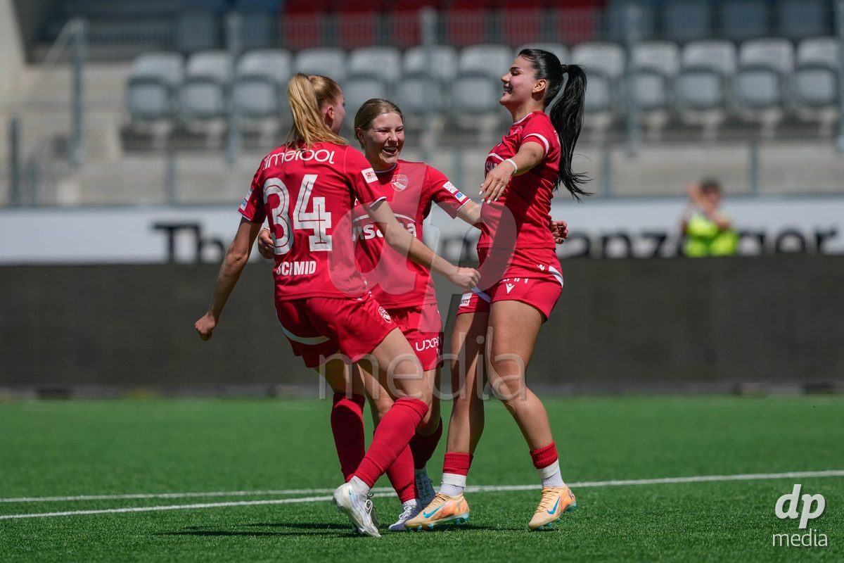 Schweiz: AXA Women's Super League 2025/26, FC Thun vs Yverdon Sport FC - Stockhorn Arena, Thun: Mimoza Hamidi (7 Thun) jubelt nach ihrem Tor zum 2:0