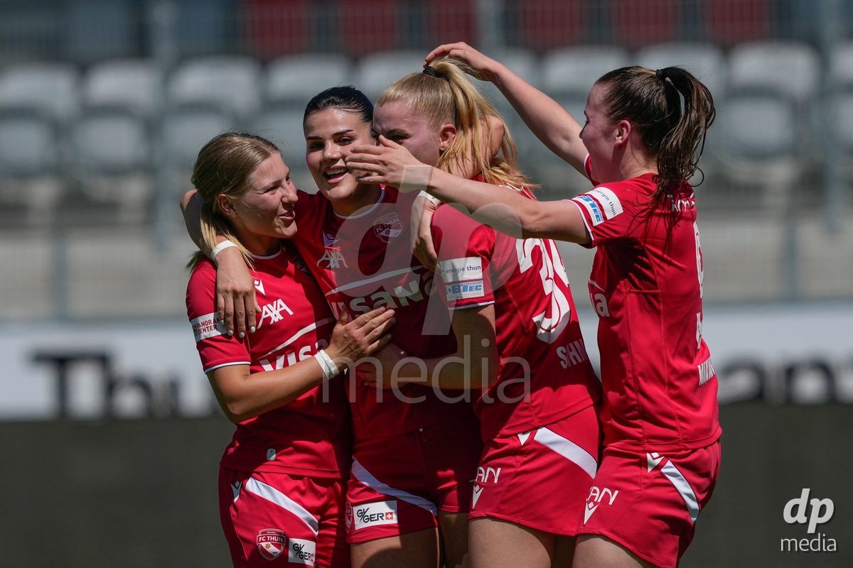 Schweiz: AXA Women's Super League 2025/26, FC Thun vs Yverdon Sport FC - Stockhorn Arena, Thun: Mimoza Hamidi (7 Thun) jubelt nach ihrem Tor zum 2:0 mit dem Team