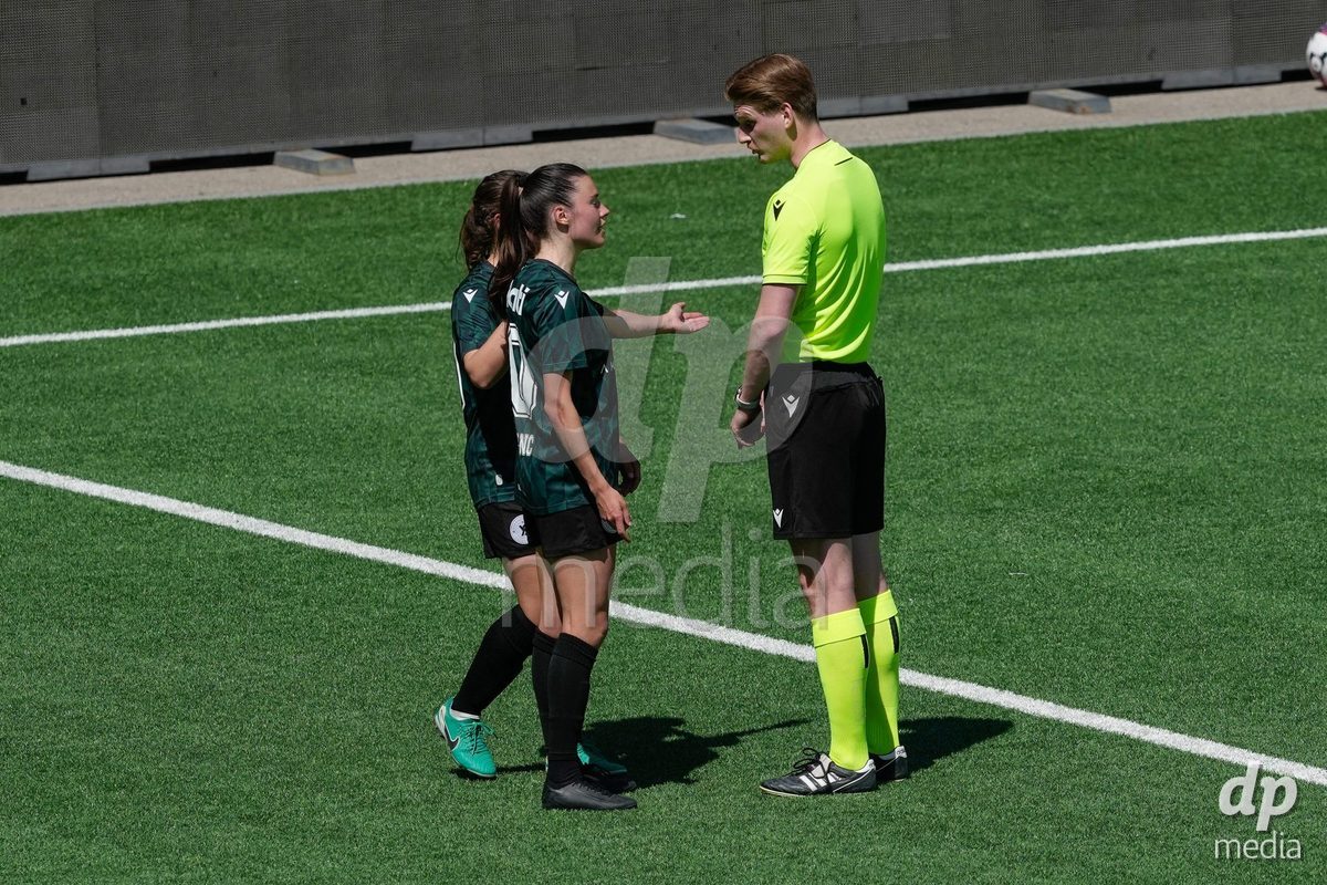 Schweiz: AXA Women's Super League 2025/26, FC Thun vs Yverdon Sport FC - Stockhorn Arena, Thun: Schiedsrichter Samuel Gubic im Gespräch mit Chloe Marie Anne Le Franc (10 Yverdon) und Elise Marie Boccali (6 Yverdon)