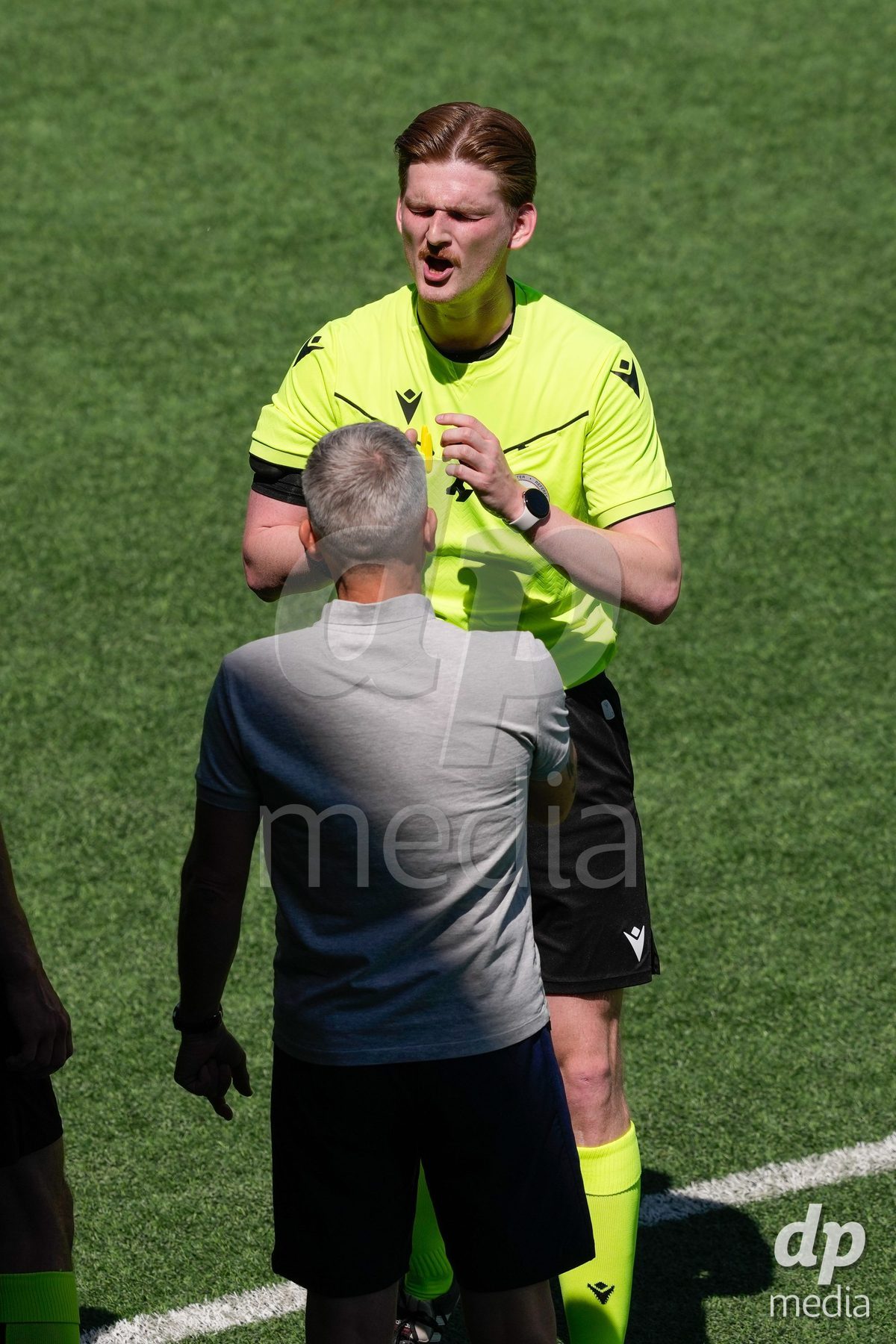 Schweiz: AXA Women's Super League 2025/26, FC Thun vs Yverdon Sport FC - Stockhorn Arena, Thun: Schiedsrichter Samuel Gubic im Gespräch mit Cheftrainer Emil Inauen (Thun)