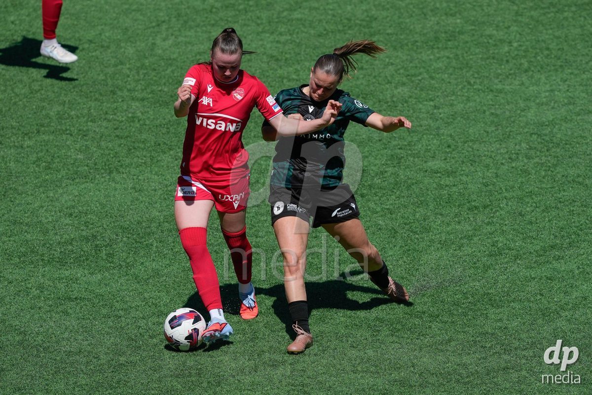 Schweiz: AXA Women's Super League 2025/26, FC Thun vs Yverdon Sport FC - Stockhorn Arena, Thun: Janine Minnig (9 Thun) im Duell mit