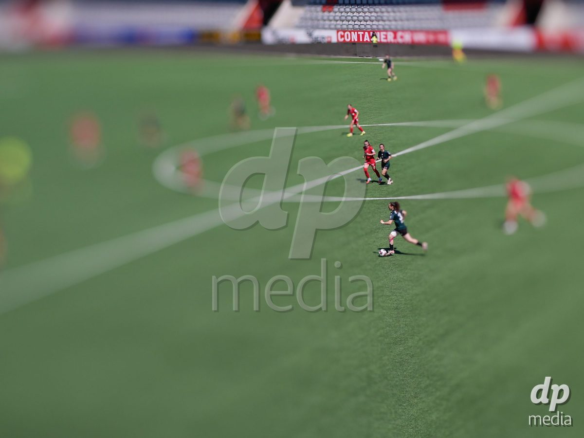 Schweiz: AXA Women's Super League 2025/26, FC Thun vs Yverdon Sport FC - Stockhorn Arena, Thun: Michelle Sager (31 Yverdon) in Aktion