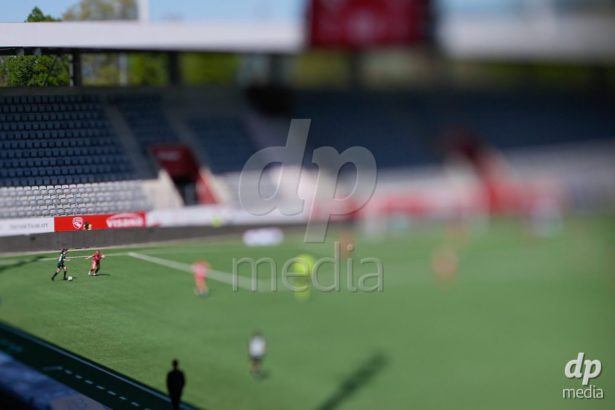 Schweiz: AXA Women's Super League 2025/26, FC Thun vs Yverdon Sport FC - Stockhorn Arena, Thun: Chloe Marie Anne Le Franc (10 Yverdon) im Duell mit Shenia Schmid (61 Thun)