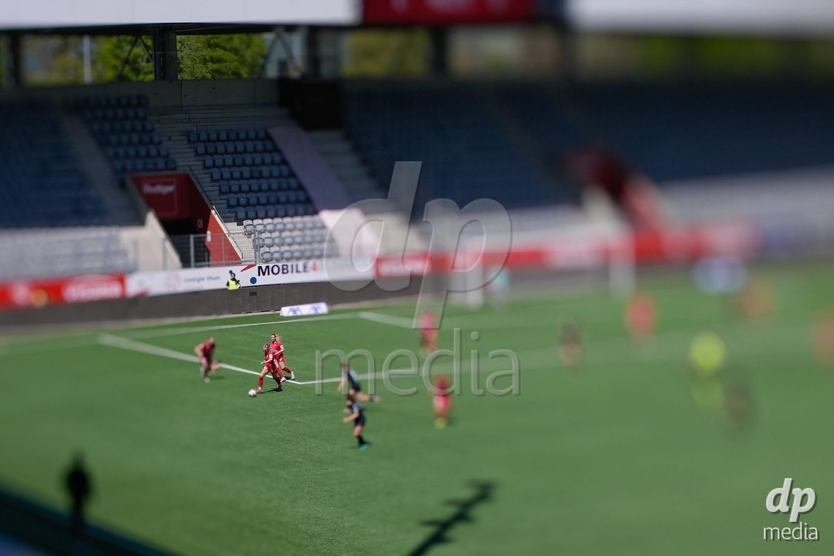 Schweiz: AXA Women's Super League 2025/26, FC Thun vs Yverdon Sport FC - Stockhorn Arena, Thun: Shenia Schmid (61 Thun) in Aktion mit Michelle Kohler (27 Thun)