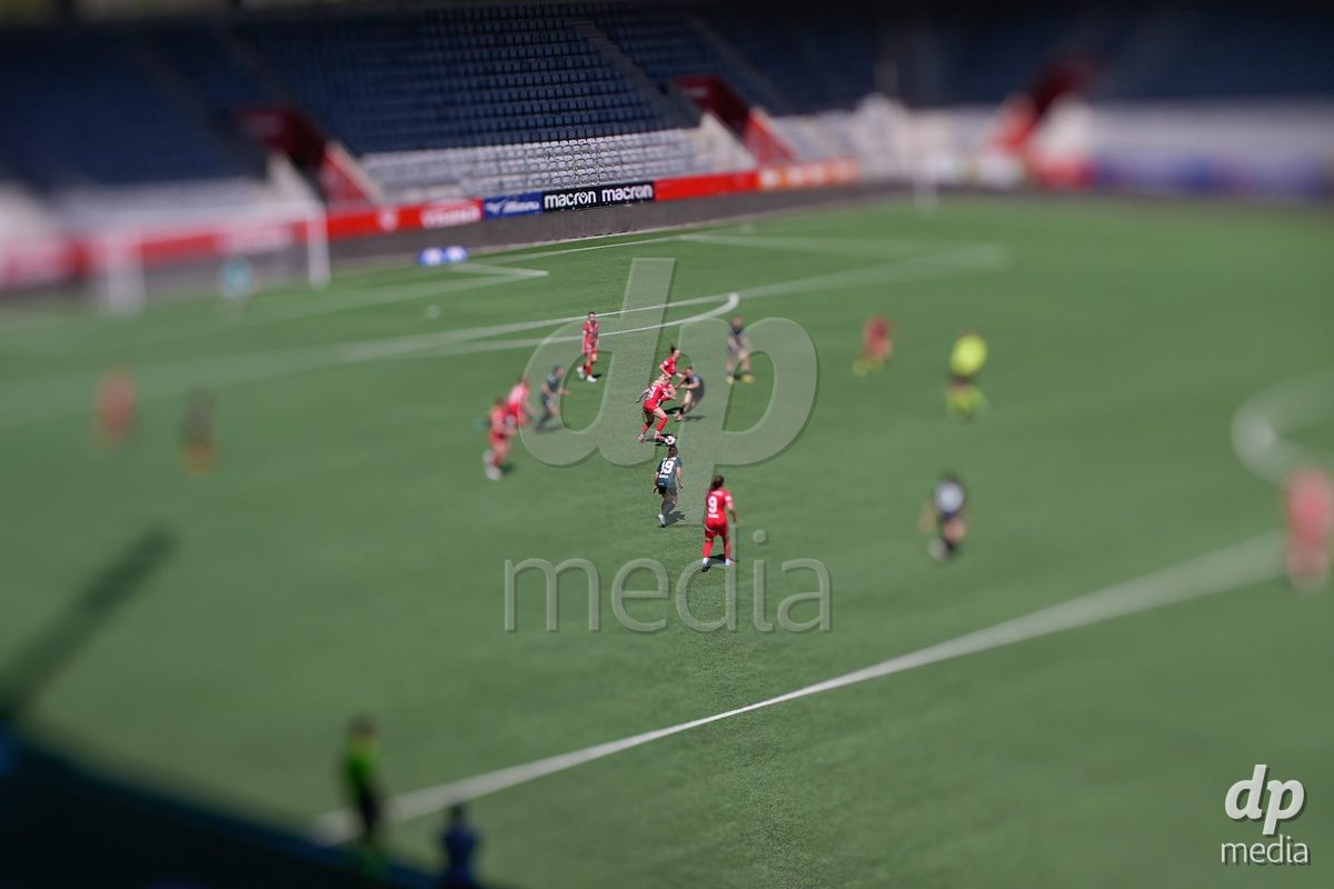 Schweiz: AXA Women's Super League 2025/26, FC Thun vs Yverdon Sport FC - Stockhorn Arena, Thun: Shenia Schmid (61 Thun) in Aktion