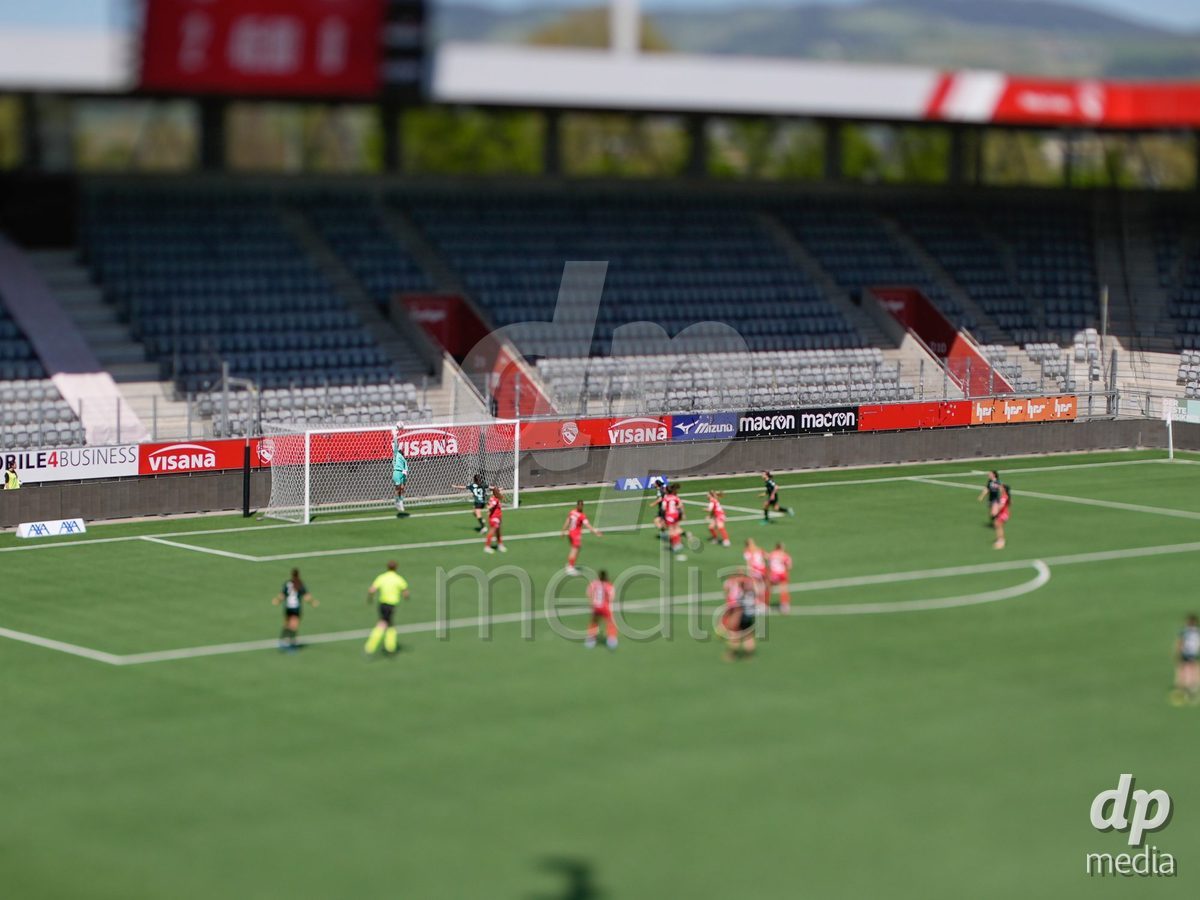 Schweiz: AXA Women's Super League 2025/26, FC Thun vs Yverdon Sport FC - Stockhorn Arena, Thun: Tamara Biedermann (21 Thun) in Aktion