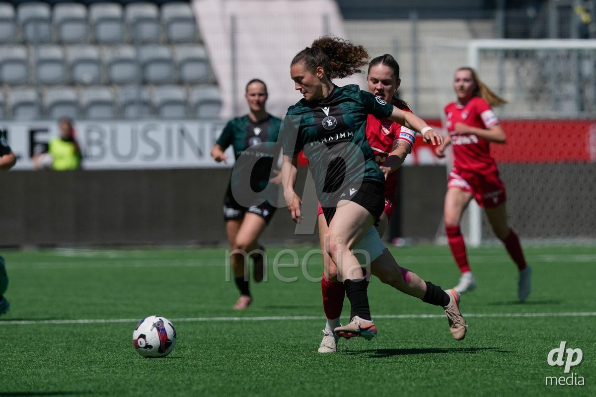 Schweiz: AXA Women's Super League 2025/26, FC Thun vs Yverdon Sport FC - Stockhorn Arena, Thun: Selina Ueltschi (11 Thun) im Duell mit Zia Girardin (3 Yverdon)