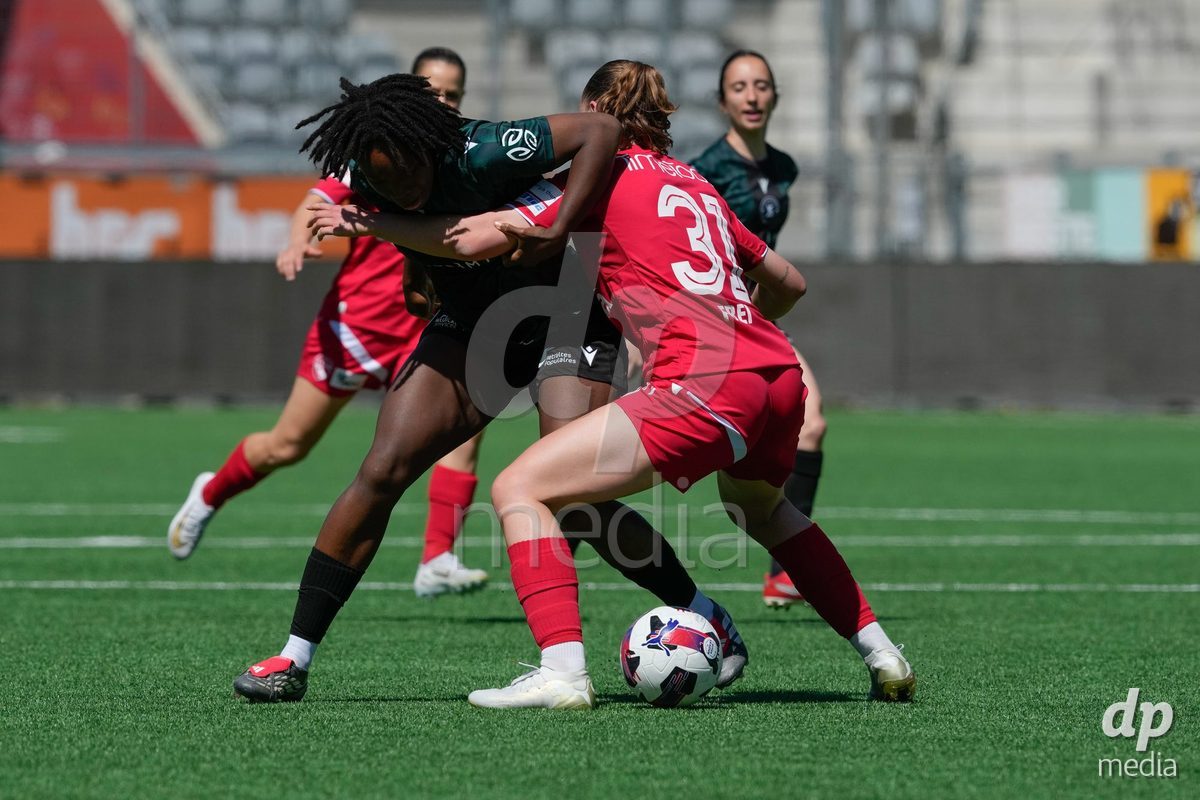 Schweiz: AXA Women's Super League 2025/26, FC Thun vs Yverdon Sport FC - Stockhorn Arena, Thun: Ilona Guede Redondo (17 Yverdon) im Duell mit Lauriane Frei (31 Thun)