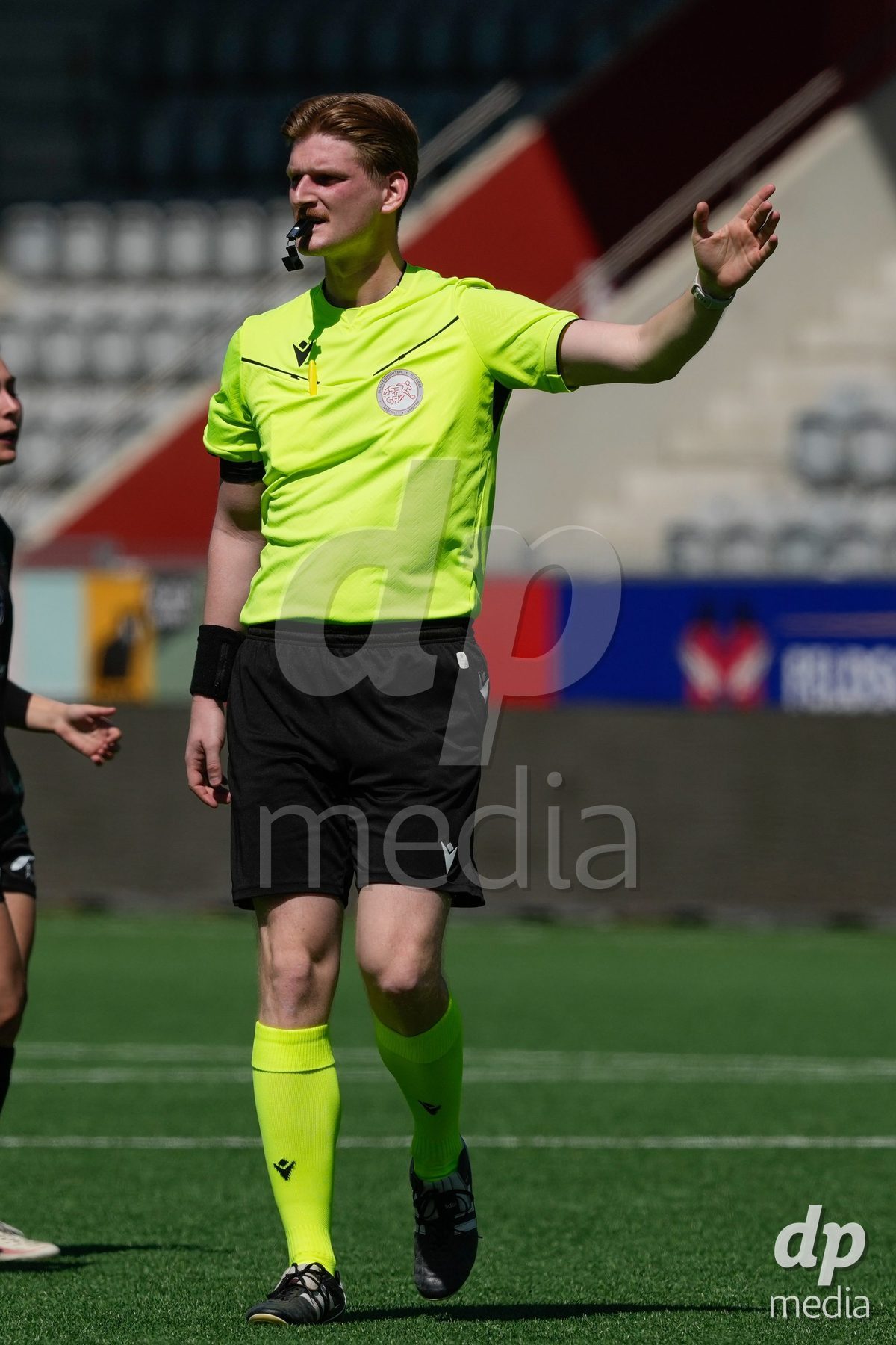 Schweiz: AXA Women's Super League 2025/26, FC Thun vs Yverdon Sport FC - Stockhorn Arena, Thun: Schiedsrichter Samuel Gubic