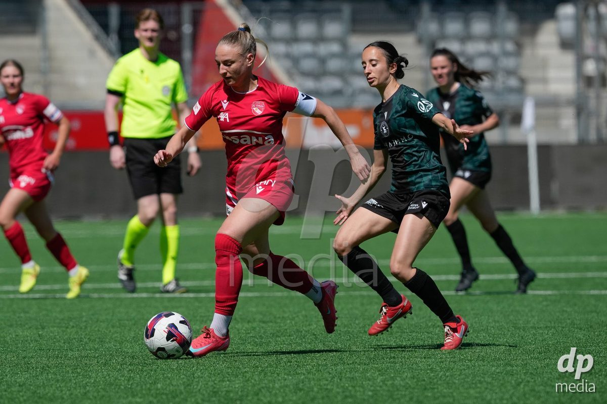 Schweiz: AXA Women's Super League 2025/26, FC Thun vs Yverdon Sport FC - Stockhorn Arena, Thun: Ilona Guede Redondo (17 Yverdon) gegen Shenia Schmid (61 Thun)