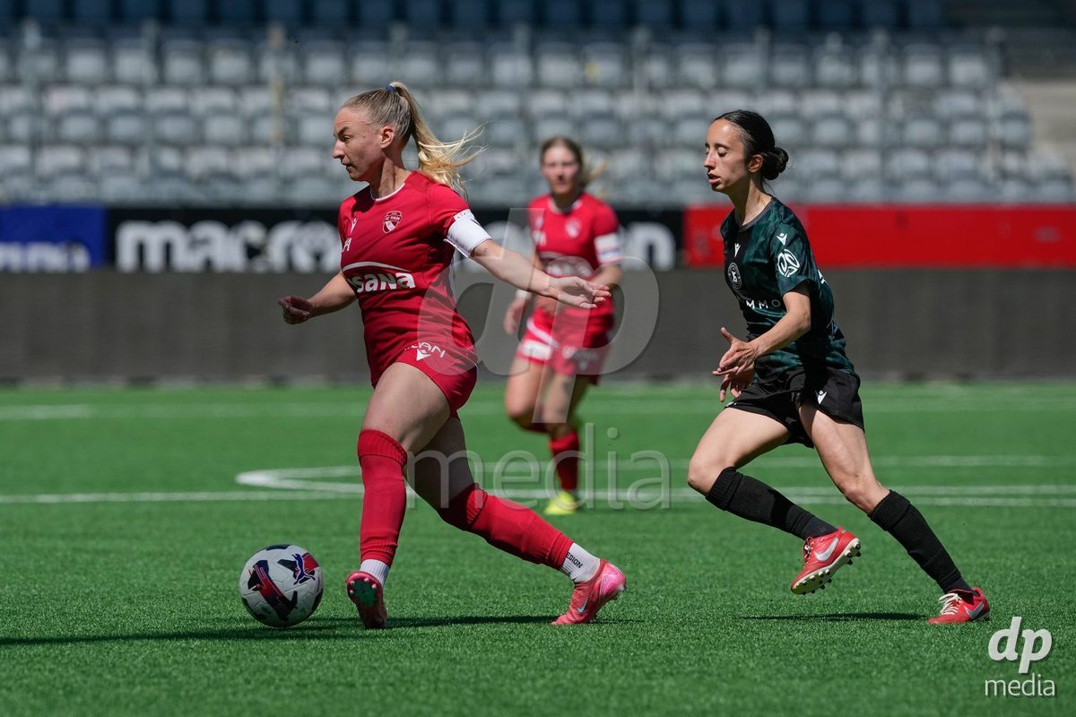 Schweiz: AXA Women's Super League 2025/26, FC Thun vs Yverdon Sport FC - Stockhorn Arena, Thun: Ilona Guede Redondo (17 Yverdon) gegen Shenia Schmid (61 Thun)