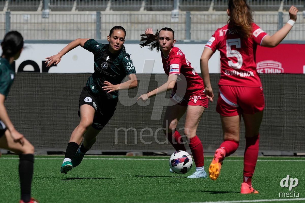 Schweiz: AXA Women's Super League 2025/26, FC Thun vs Yverdon Sport FC - Stockhorn Arena, Thun: Ines Khiri (9 Yverdon) im Duell mit Celine Frey (26 Thun)