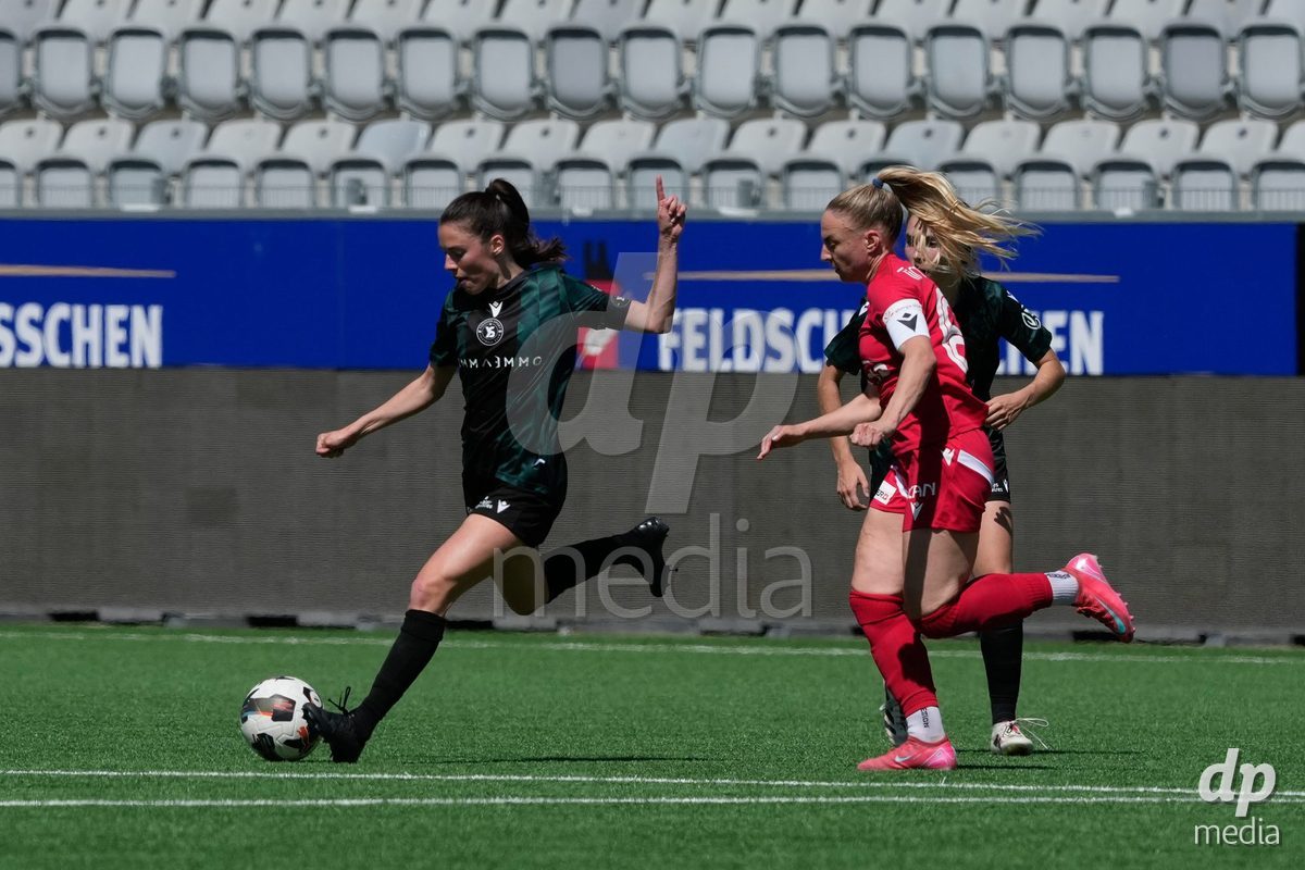 Schweiz: AXA Women's Super League 2025/26, FC Thun vs Yverdon Sport FC - Stockhorn Arena, Thun: Shenia Schmid (61 Thun) im Duell mit Chloe Marie Anne Le Franc (10 Yverdon)
