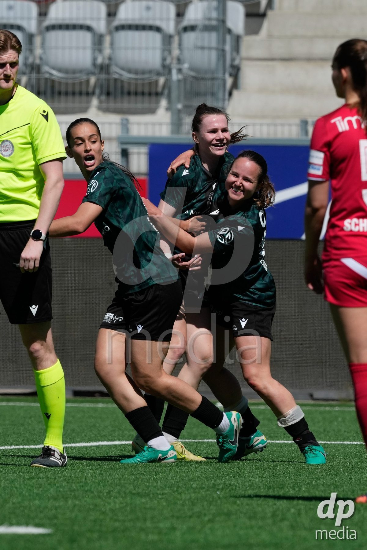 Schweiz: AXA Women's Super League 2025/26, FC Thun vs Yverdon Sport FC - Stockhorn Arena, Thun: Michelle Sager (31 Yverdon) jubelt nach ihrem Tor zum 2:1