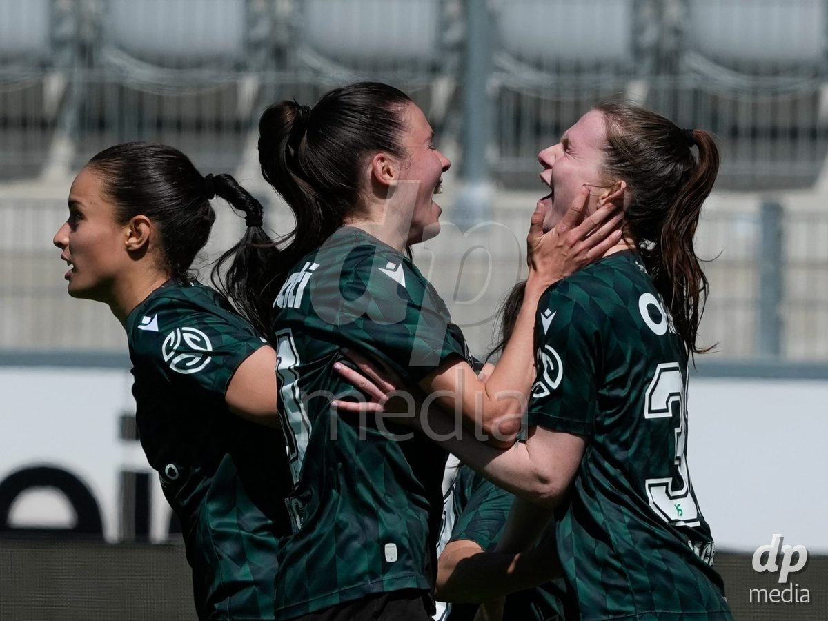 Schweiz: AXA Women's Super League 2025/26, FC Thun vs Yverdon Sport FC - Stockhorn Arena, Thun: Michelle Sager (31 Yverdon) jubelt nach ihrem Tor zum 2:1 mit dem Team