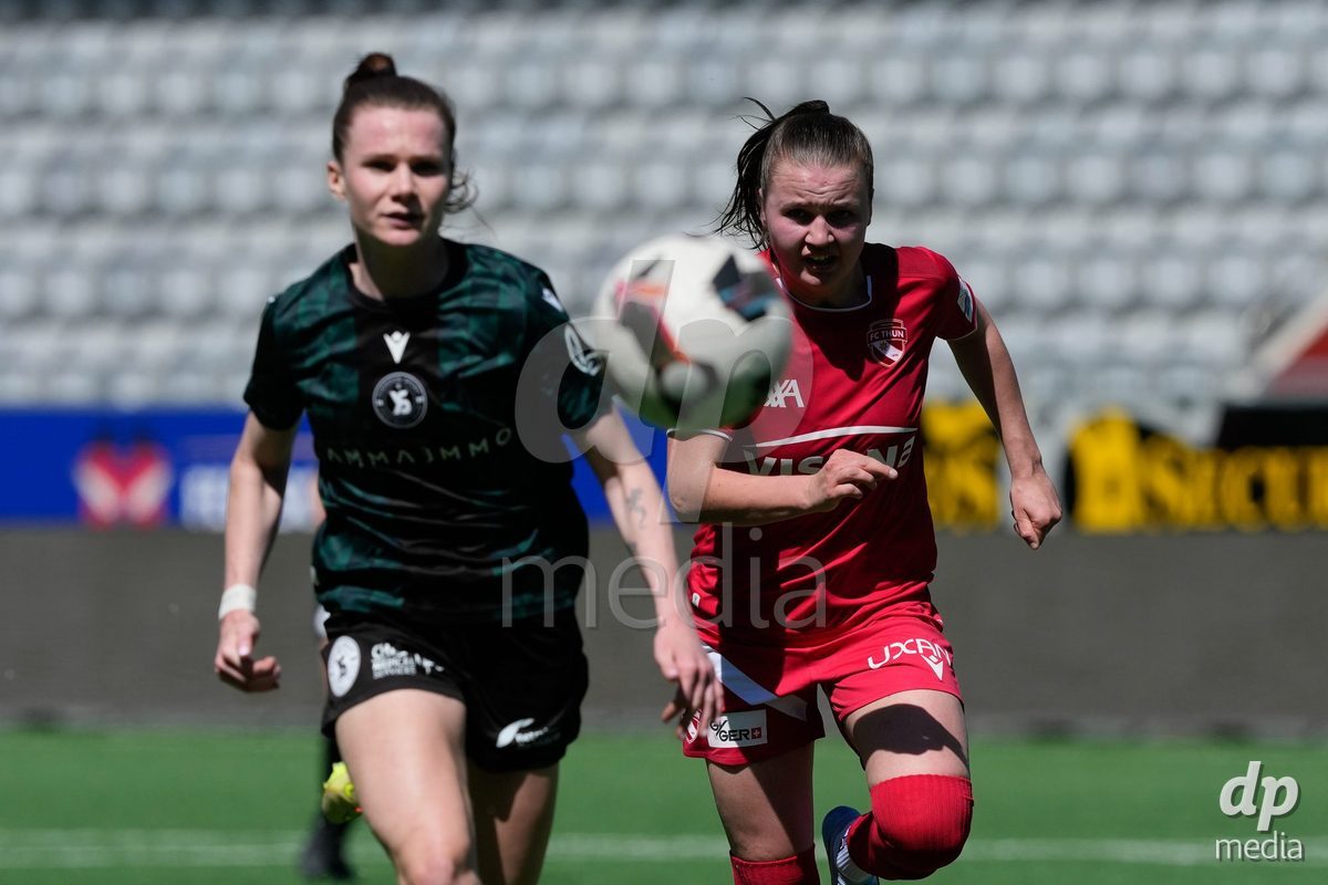 Schweiz: AXA Women's Super League 2025/26, FC Thun vs Yverdon Sport FC - Stockhorn Arena, Thun: Janine Minnig (9 Thun) gegen Michelle Sager (31 Yverdon)