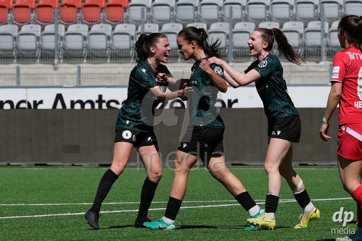 Schweiz: AXA Women's Super League 2025/26, FC Thun vs Yverdon Sport FC - Stockhorn Arena, Thun: IInes Khiri (9 Yverdon) jubelt nach ihrem Tor zum 2:2 mit dem Team
