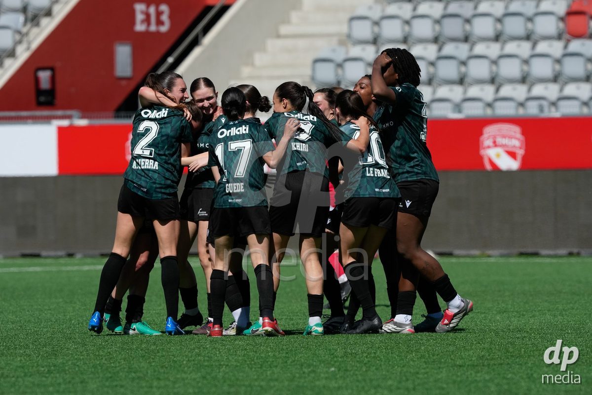 Schweiz: AXA Women's Super League 2025/26, FC Thun vs Yverdon Sport FC - Stockhorn Arena, Thun: Chloe Warpelin (19 Yverdon) jubelt nach ihrem Tor zum 2:3 mit dem Team