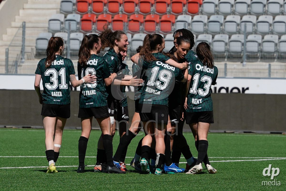 Schweiz: AXA Women's Super League 2025/26, FC Thun vs Yverdon Sport FC - Stockhorn Arena, Thun: IInes Khiri (9 Yverdon) jubelt nach ihrem Tor zum 2:2 mit dem Team