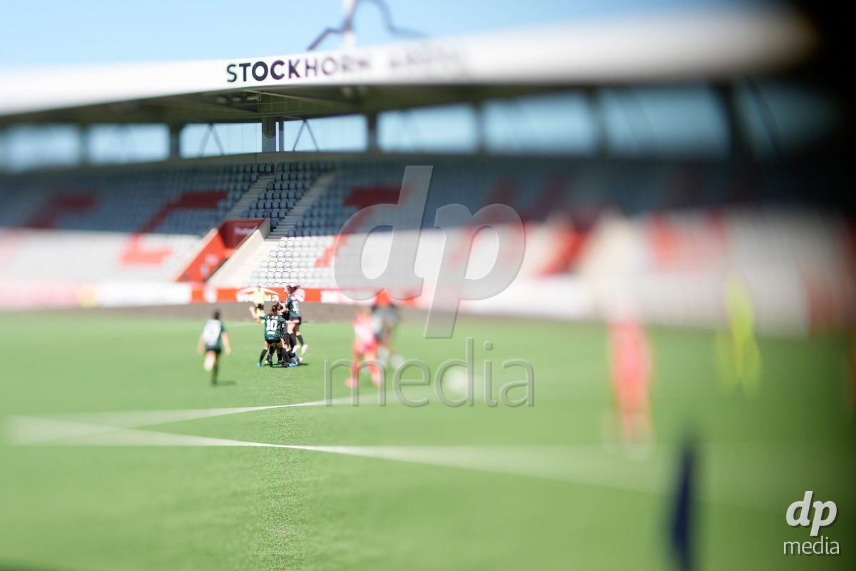 Schweiz: AXA Women's Super League 2025/26, FC Thun vs Yverdon Sport FC - Stockhorn Arena, Thun: Chloe Warpelin (19 Yverdon) jubelt nach ihrem Tor zum 2:3 mit dem Team