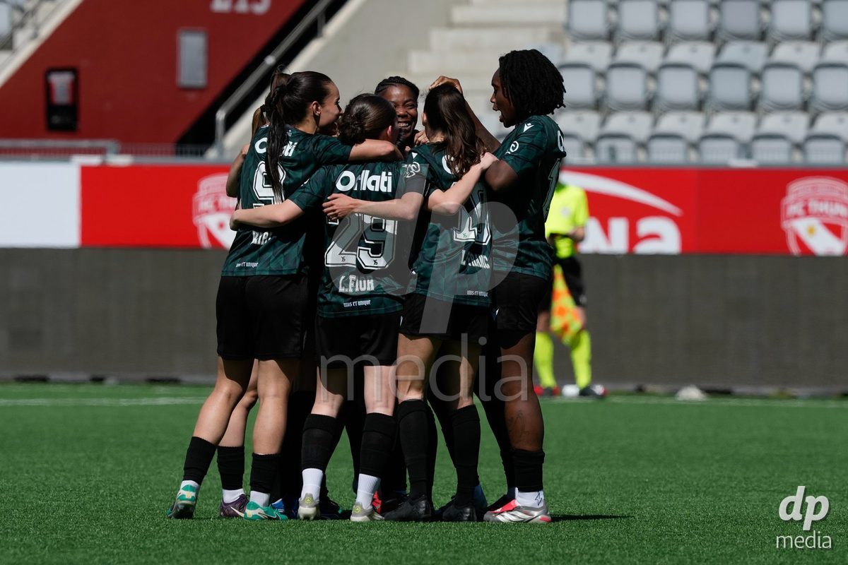 Schweiz: AXA Women's Super League 2025/26, FC Thun vs Yverdon Sport FC - Stockhorn Arena, Thun: Chloe Warpelin (19 Yverdon) jubelt nach ihrem Tor zum 2:3 mit dem Team