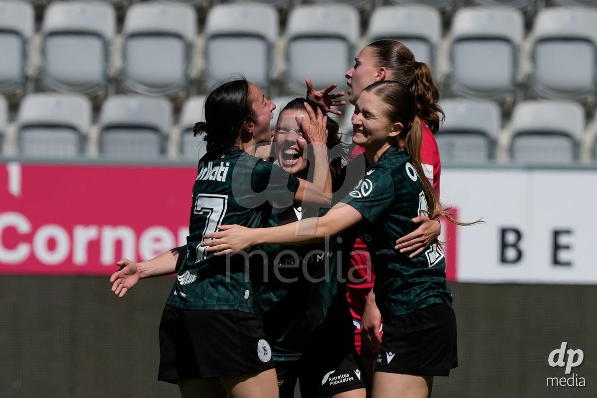 Schweiz: AXA Women's Super League 2025/26, FC Thun vs Yverdon Sport FC - Stockhorn Arena, Thun: Chloe Marie Anne Le Franc (10 Yverdon) jubelt nach ihrem Tor zum 2:4 für Yverdon Sport FC mit dem Team