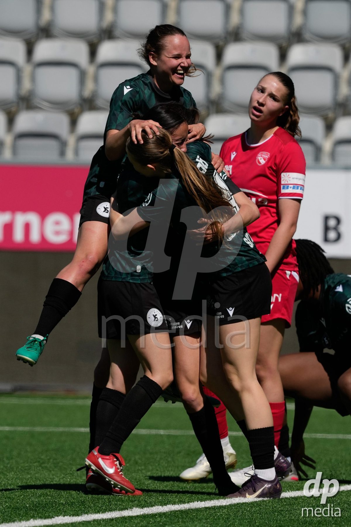 Schweiz: AXA Women's Super League 2025/26, FC Thun vs Yverdon Sport FC - Stockhorn Arena, Thun: Chloe Marie Anne Le Franc (10 Yverdon) jubelt nach ihrem Tor zum 2:4 für Yverdon Sport FC mit dem Team