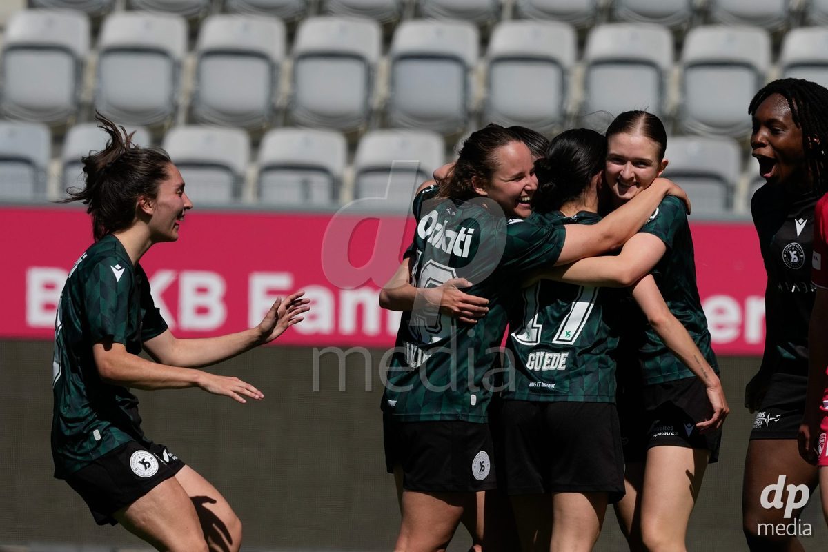 Schweiz: AXA Women's Super League 2025/26, FC Thun vs Yverdon Sport FC - Stockhorn Arena, Thun: Chloe Marie Anne Le Franc (10 Yverdon) jubelt nach ihrem Tor zum 2:4 für Yverdon Sport FC mit dem Team