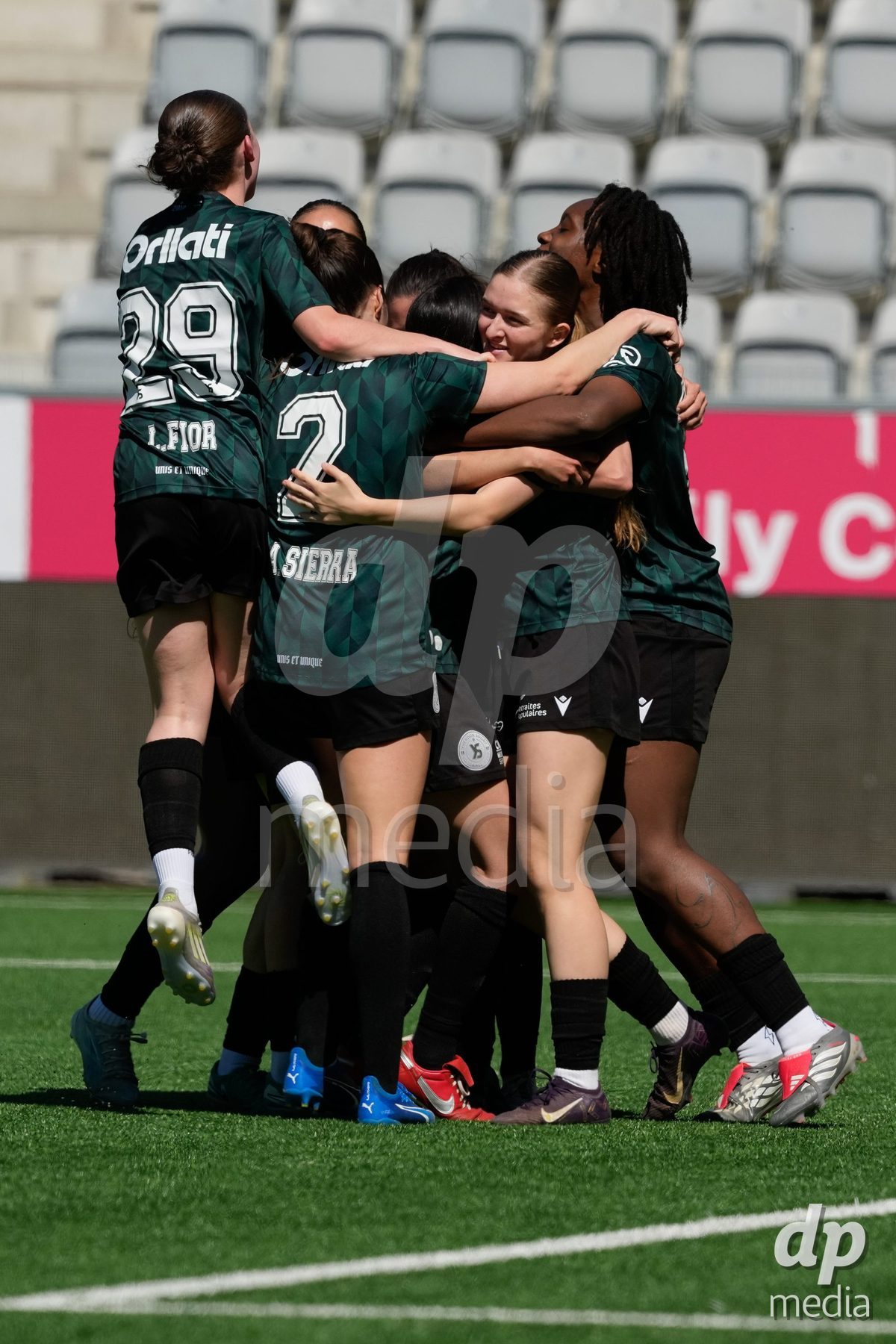 Schweiz: AXA Women's Super League 2025/26, FC Thun vs Yverdon Sport FC - Stockhorn Arena, Thun: Chloe Marie Anne Le Franc (10 Yverdon) jubelt nach ihrem Tor zum 2:4 für Yverdon Sport FC mit dem Team