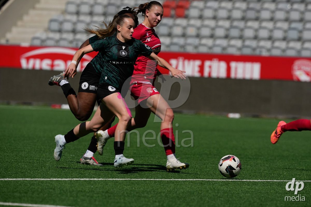 Schweiz: AXA Women's Super League 2025/26, FC Thun vs Yverdon Sport FC - Stockhorn Arena, Thun: Lauriane Frei (31 Thun) im Duell mit Kaia Grande (41 Yverdon)