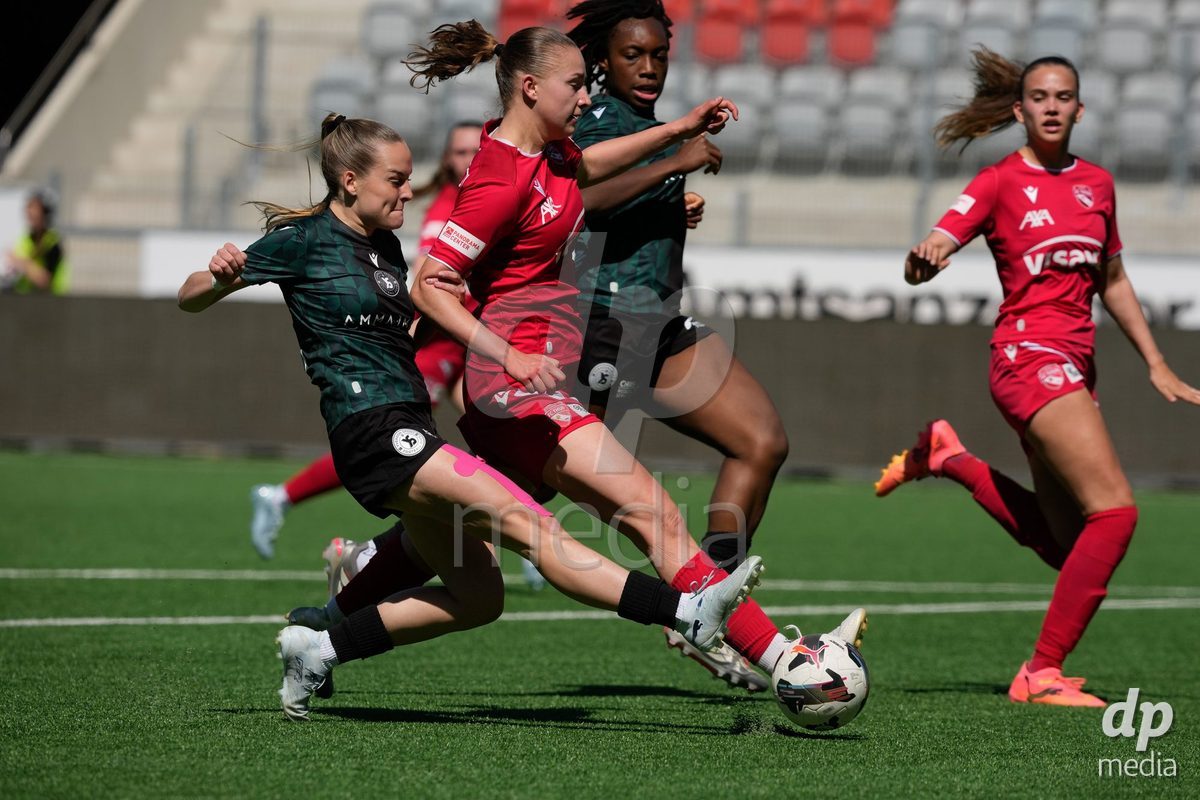 Schweiz: AXA Women's Super League 2025/26, FC Thun vs Yverdon Sport FC - Stockhorn Arena, Thun: Lauriane Frei (31 Thun) im Duell mit Kaia Grande (41 Yverdon)