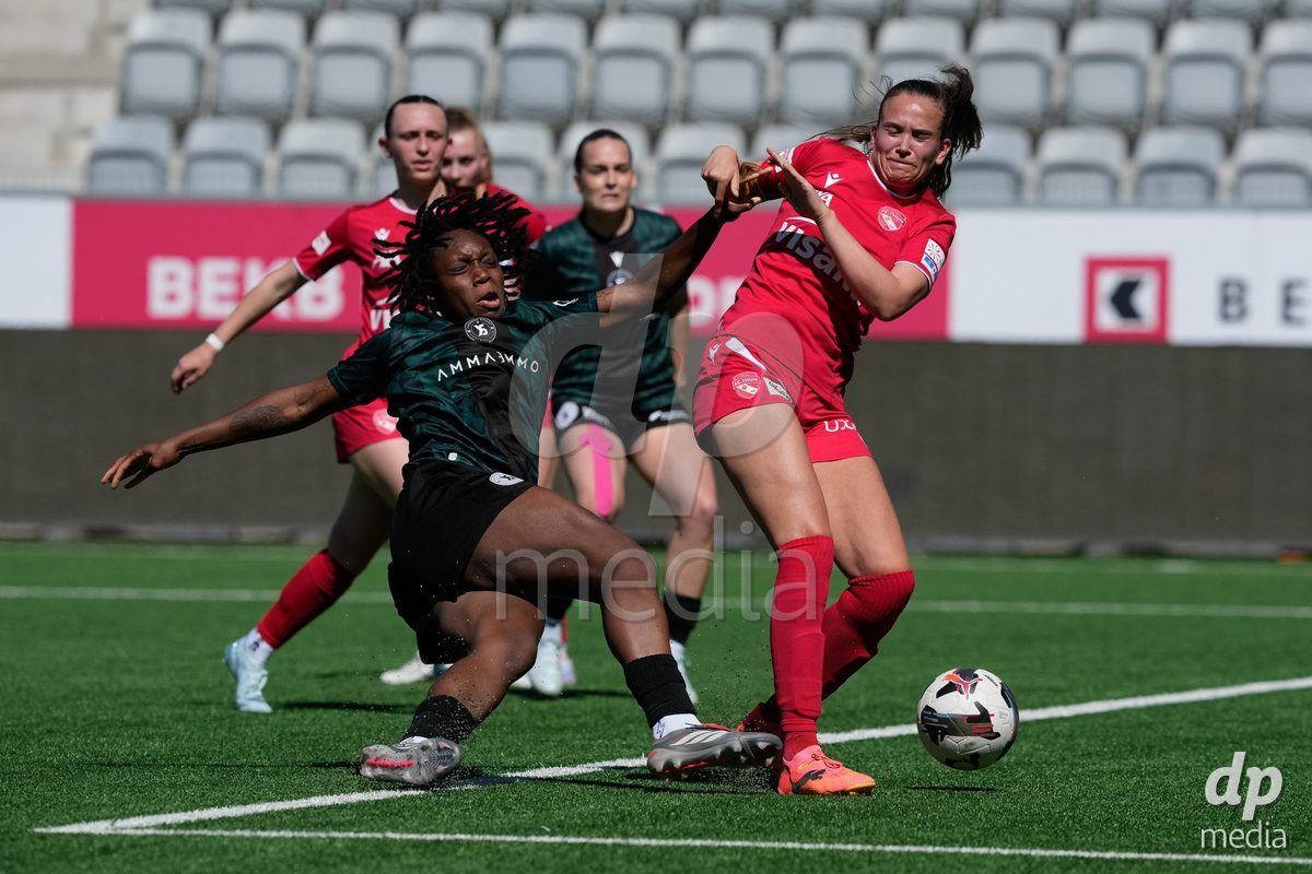 Schweiz: AXA Women's Super League 2025/26, FC Thun vs Yverdon Sport FC - Stockhorn Arena, Thun: Ilona Guede Redondo (17 Yverdon) im Duell mit Sina Schüpbach - Sina Schupbach (5 Thun)
