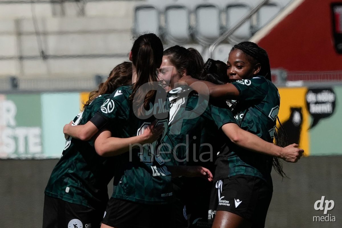 Schweiz: AXA Women's Super League 2025/26, FC Thun vs Yverdon Sport FC - Stockhorn Arena, Thun: Frederique Messomo (23 Yverdon) mit dem Team nach dem Sieg gegen den FC Thun