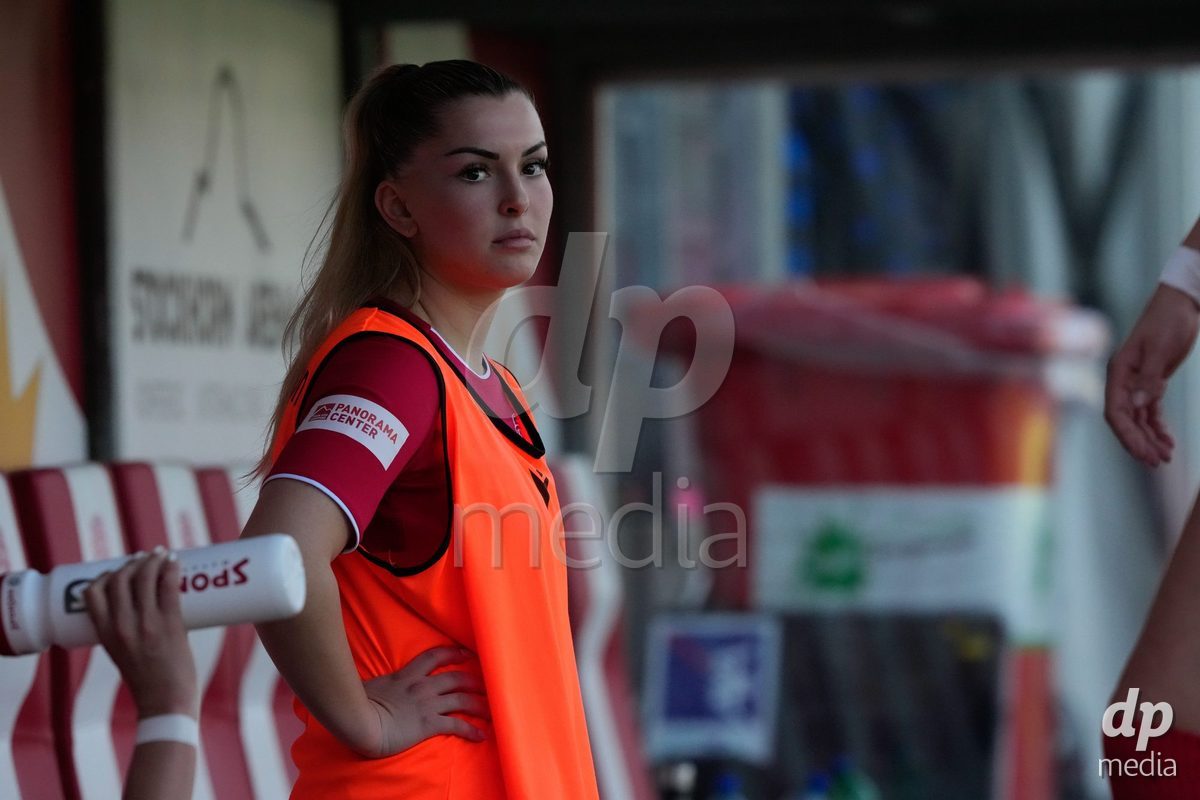 Schweiz: AXA Women's Super League 2025/26, FC Thun vs Yverdon Sport FC - Stockhorn Arena, Thun: Michelle Kohler (27 Thun) nach dem Spiel