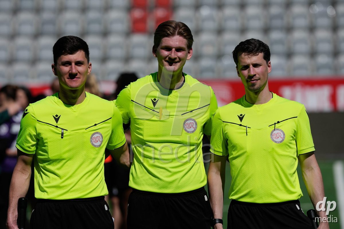 Schweiz: AXA Women's Super League 2025/26, FC Thun vs Yverdon Sport FC - Stockhorn Arena, Thun: Schiedsrichter Samuel Gubic mit Linienrichter Claudio Eicher und Faruk Tutnjic