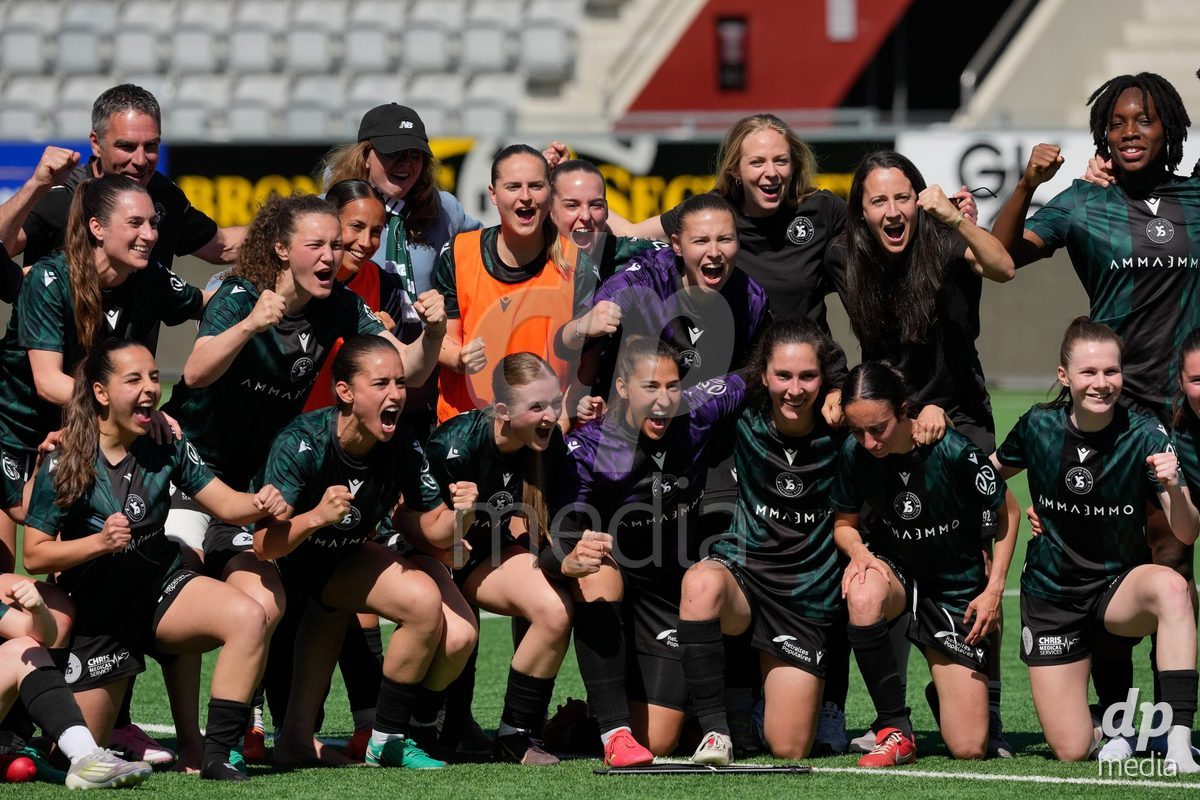 Schweiz: AXA Women's Super League 2025/26, FC Thun vs Yverdon Sport FC - Stockhorn Arena, Thun: Elise Marie Boccali (6 Yverdon), Michelle Sager (31 Yverdon), Emeline von Dach (5 Yverdon), Carina Da Costa Vilela (7 Yverdon), Laura Nadine Droz (1 Yverdon), Audrey Remy (13 Yverdon), Maelle Savoie Poitras (14 Yverdon), Andrea Maddalen Sierra Larrauri (2 Yverdon), Maeva Sogan (16 Yverdon) und Ines Khiri (9 Yverdon) nach dem Sieg gegen den FC Thun